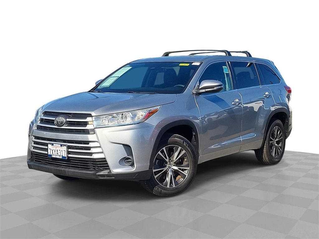 2017 Toyota Highlander LE's photo