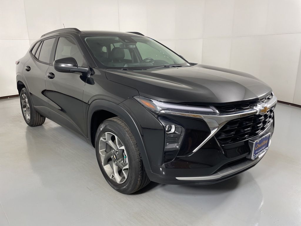 2024 Chevrolet Trax LT photo 2