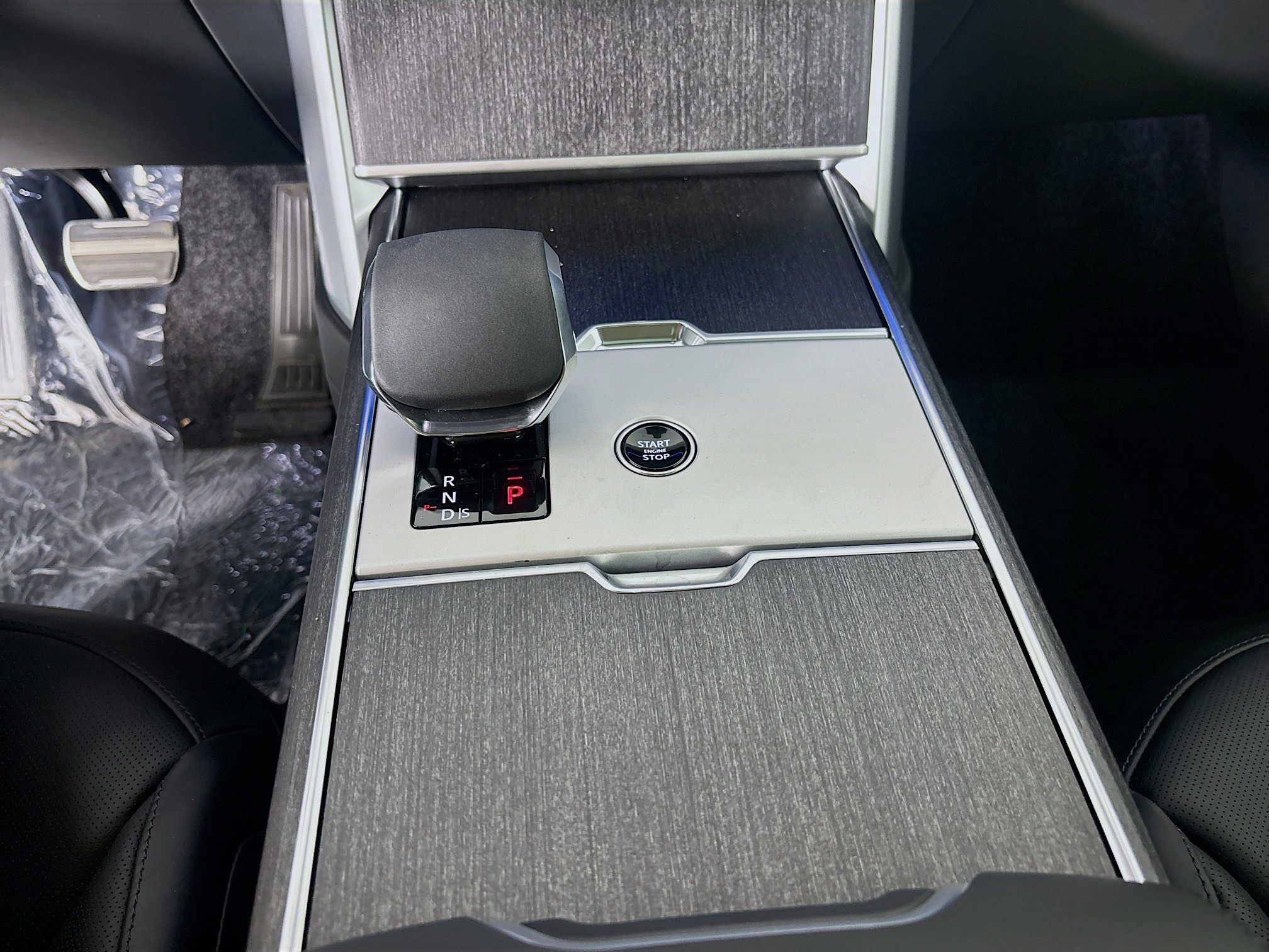 2025 Land Rover Range Rover SE photo 16