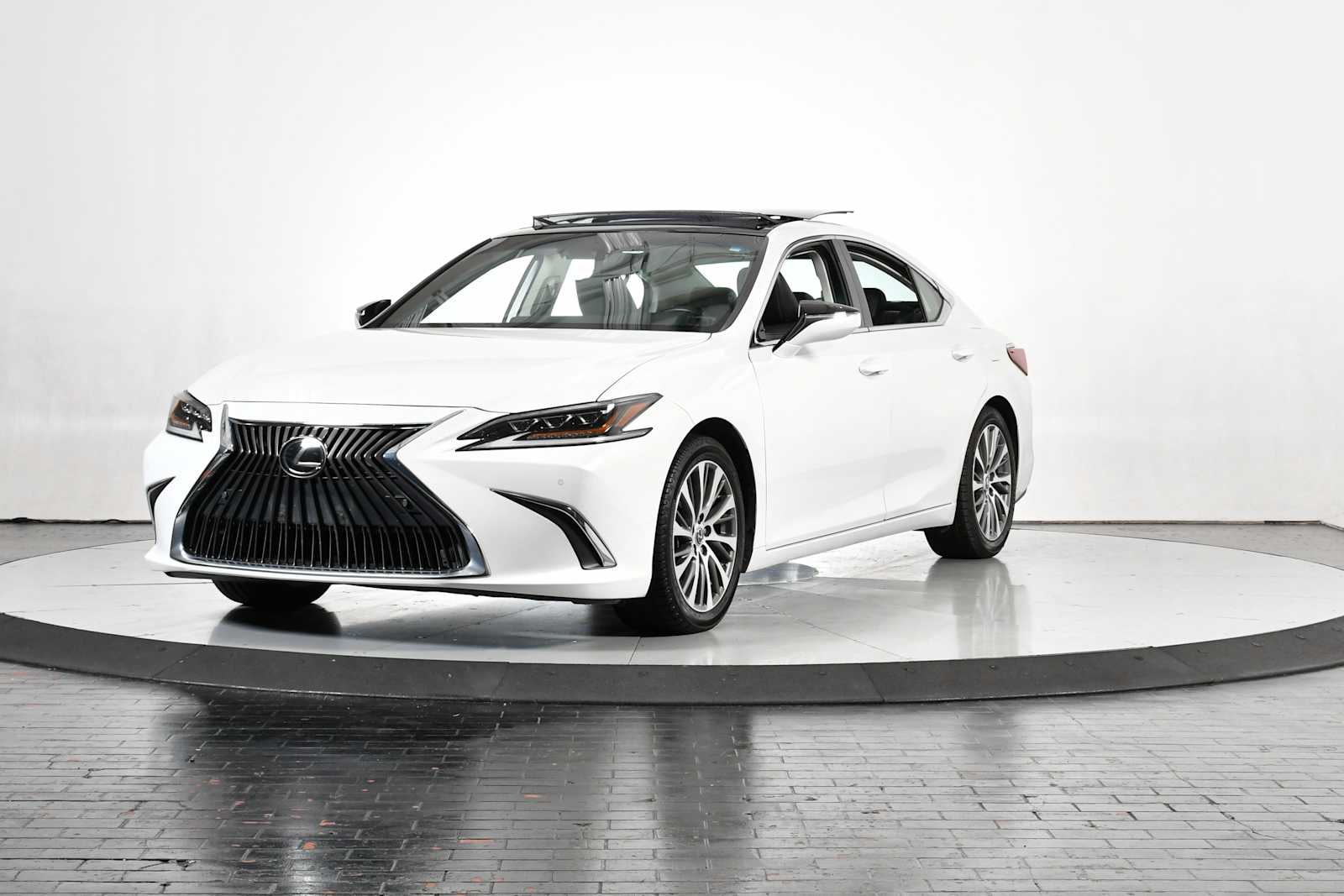 2019 Lexus ES 350's photo
