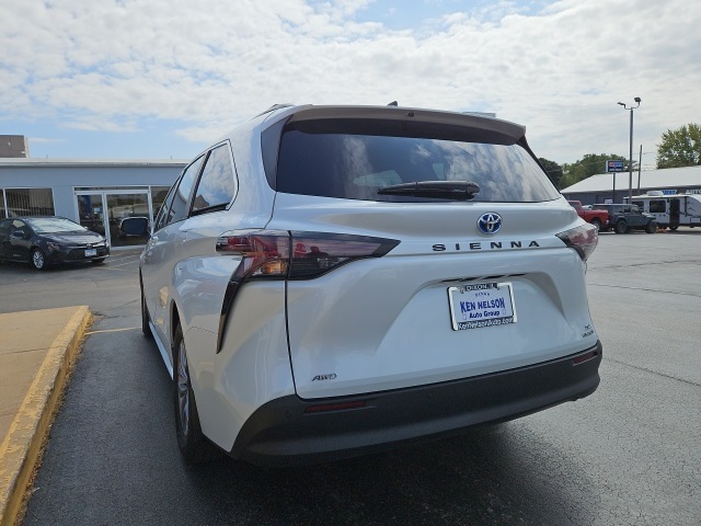 2023 Toyota Sienna XLE photo 6