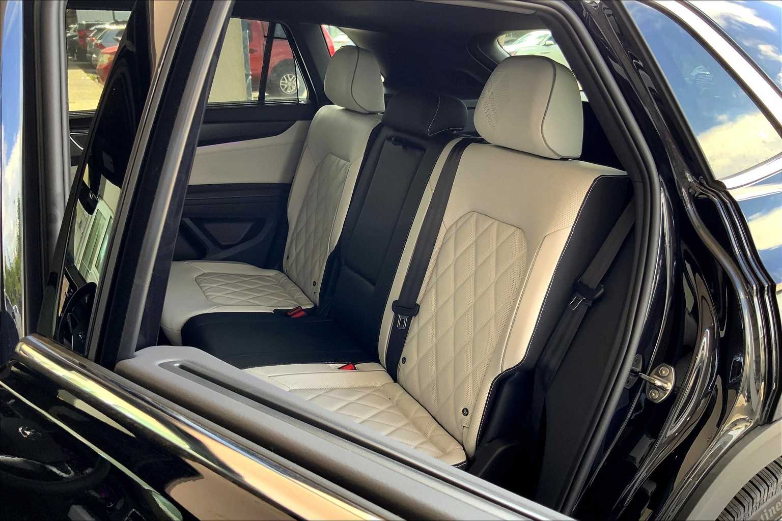 2025 Volkswagen Atlas Cross Sport SEL Premium R-Line photo 11