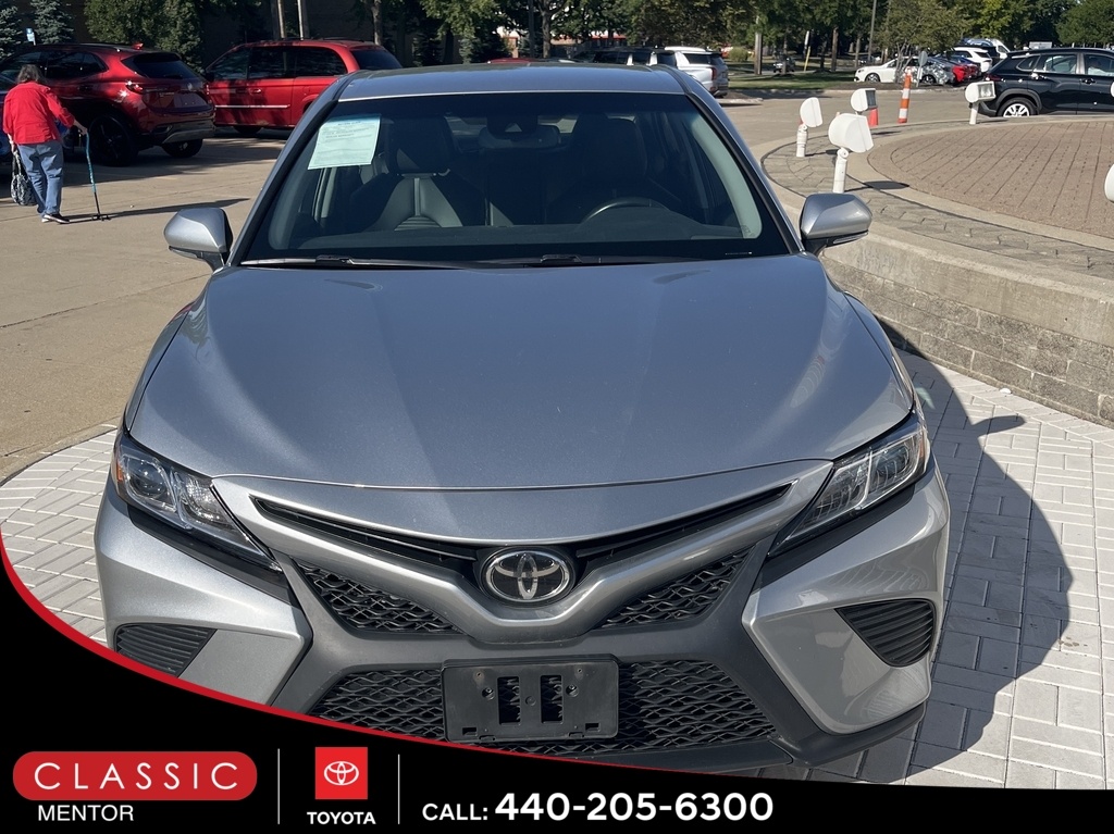 2018 Toyota Camry SE XLE photo 2