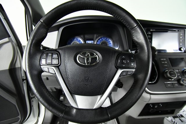 2020 Toyota Sienna XLE Premium photo 2