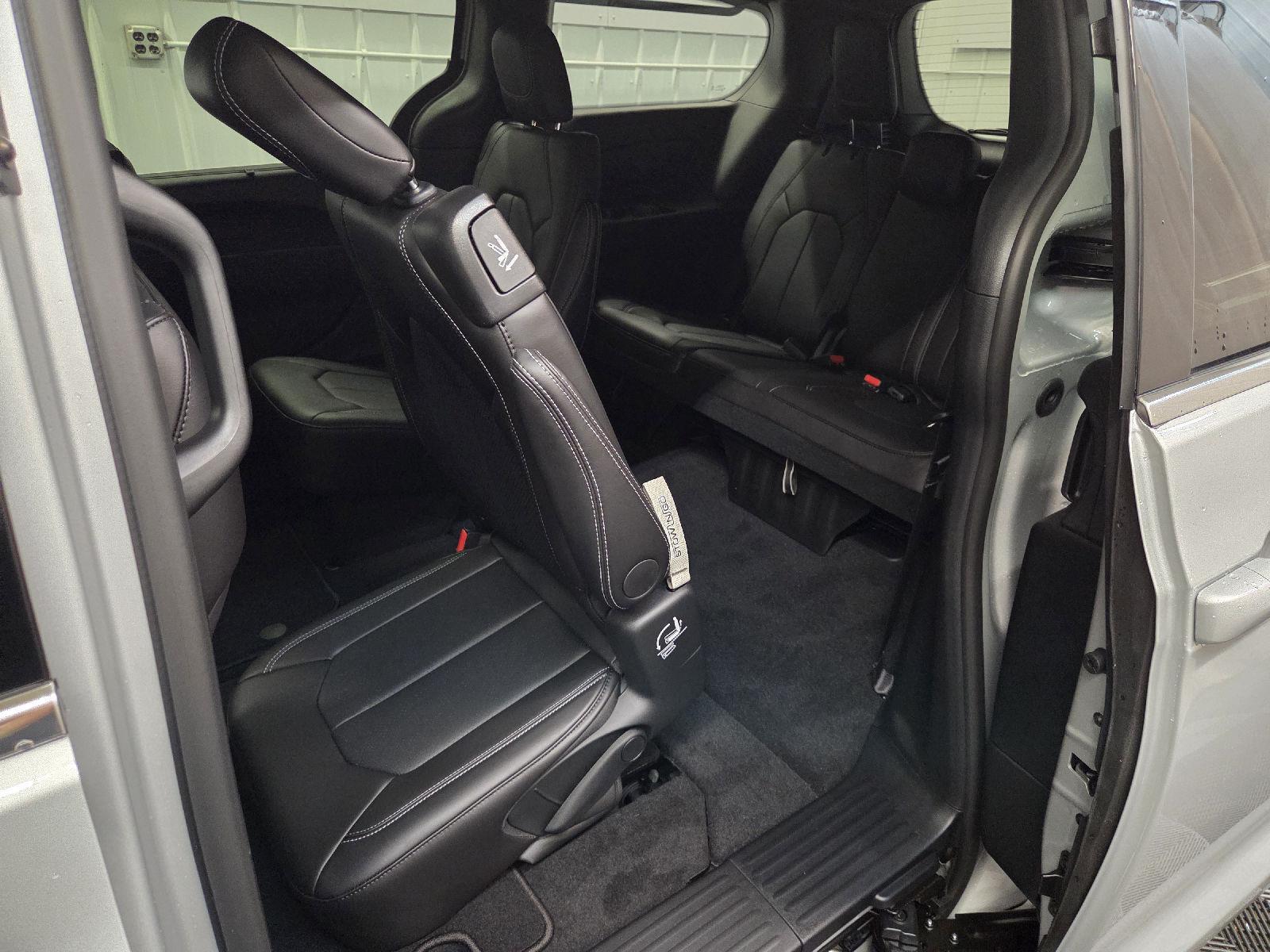 2026 Chrysler Pacifica photo 36