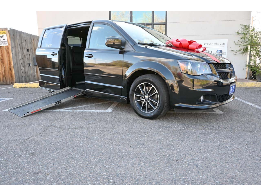 2015 Dodge Grand Caravan R/T photo 2