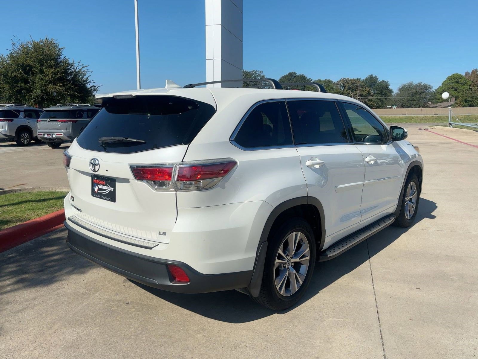 2016 Toyota Highlander LE photo 9
