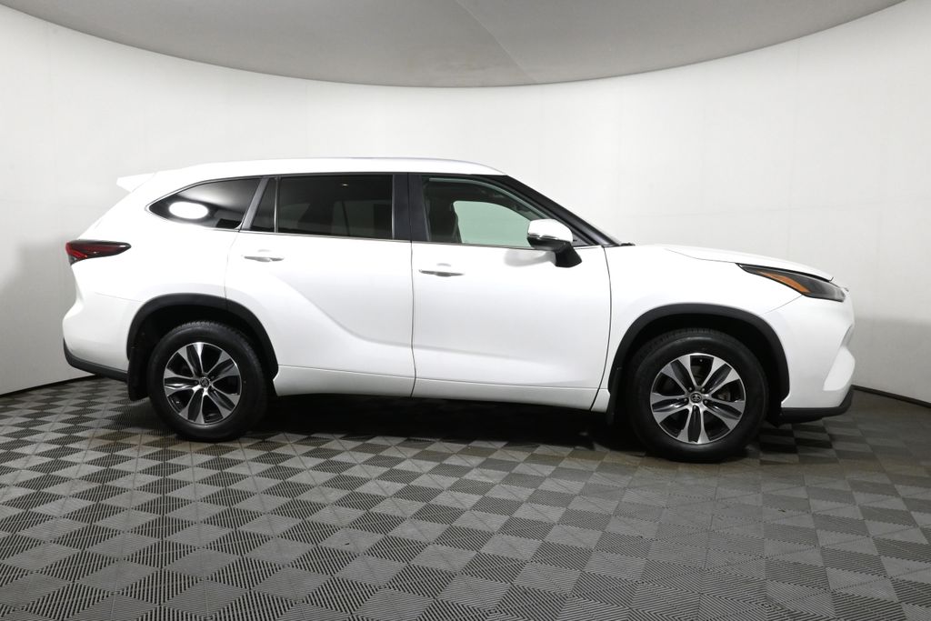 2024 Toyota Highlander XLE photo 8