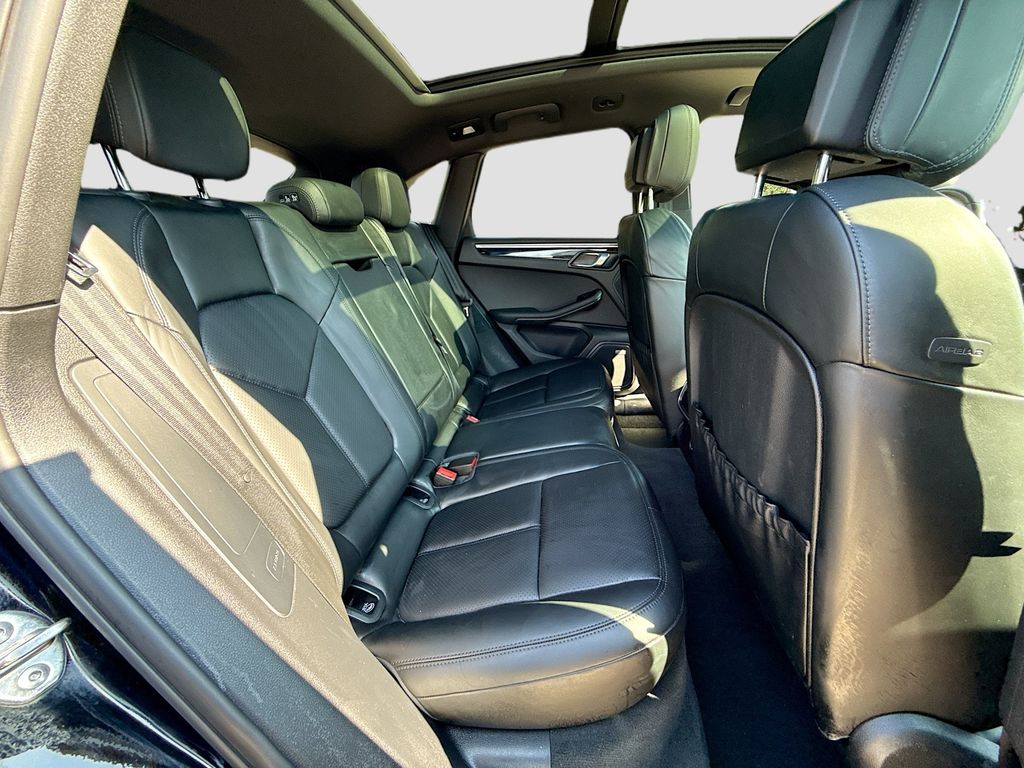 2021 Porsche Macan Base photo 30