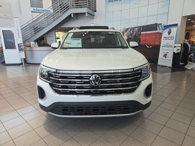 2025 Volkswagen Atlas SEL photo 2