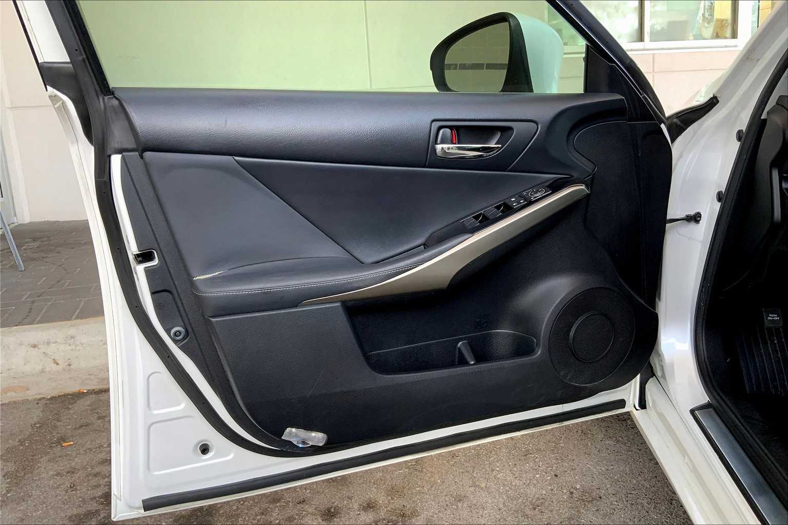 2016 Lexus IS 200t photo 18