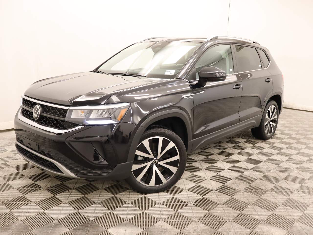 2023 Volkswagen Taos SE's photo