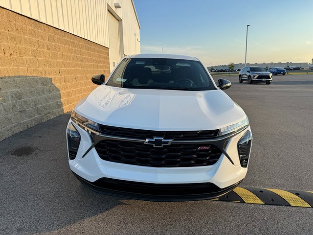 2025 Chevrolet Trax photo 2
