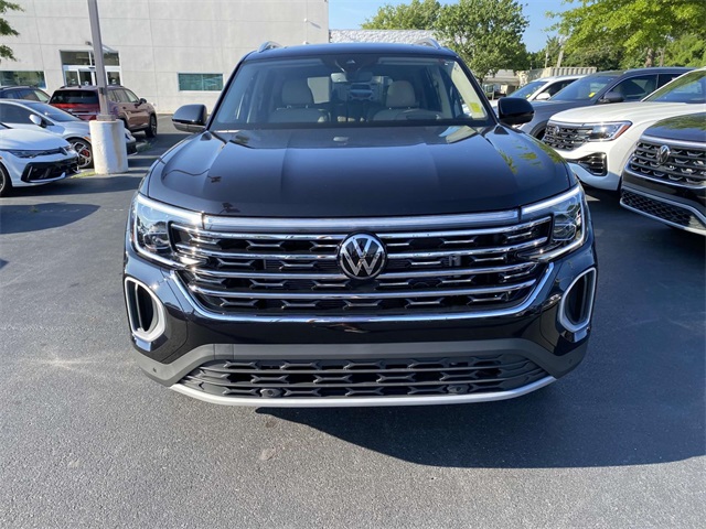 2025 Volkswagen Atlas SEL photo 2