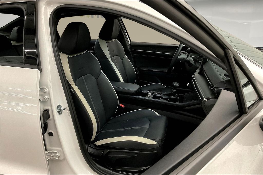 2025 Kia K5 GT-Line photo 6