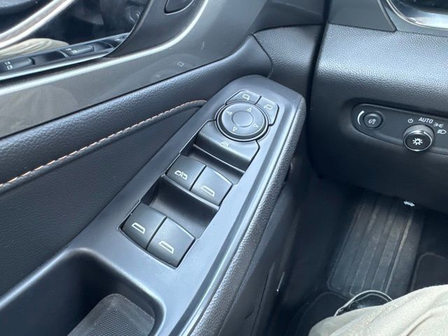2021 Chevrolet Traverse Leather photo 25