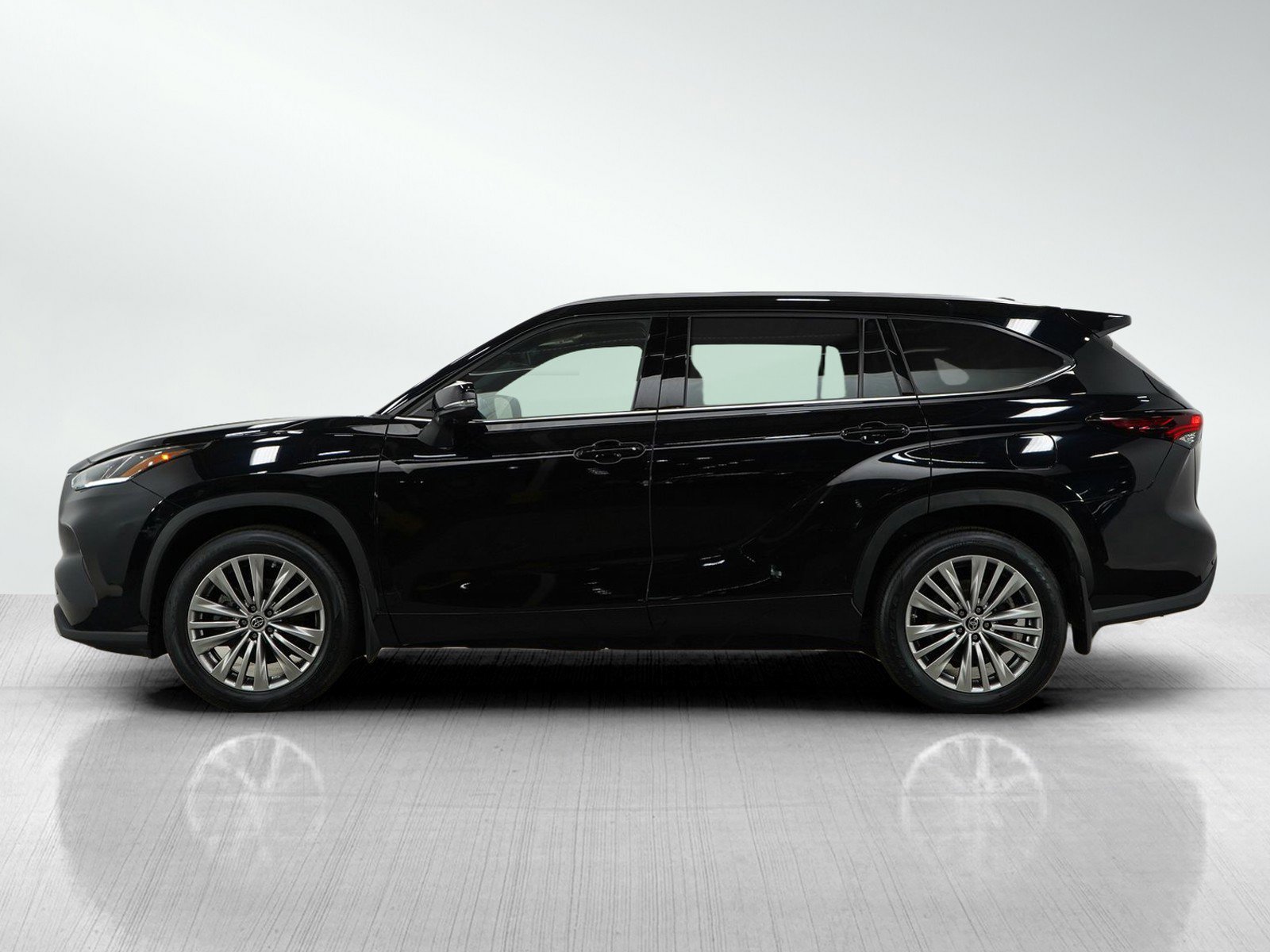 Used 2024 Toyota Highlander Platinum with VIN 5TDKDRBH3RS542076 for sale in Bloomington, Minnesota