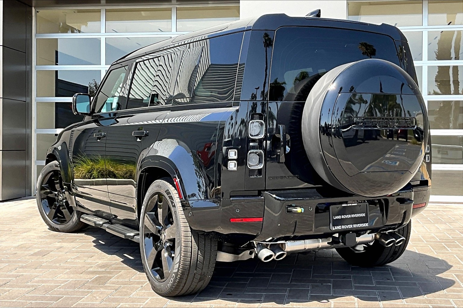 2025 Land Rover Defender 110 V8 photo 3