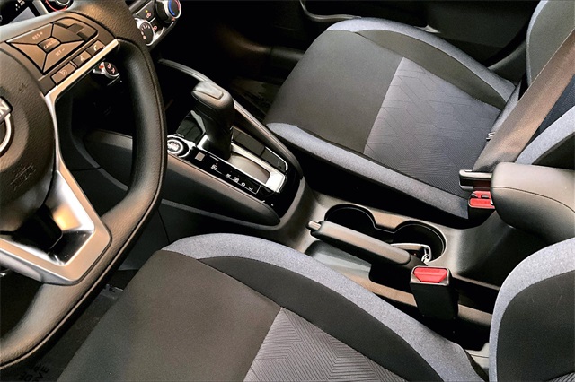 2025 Nissan Versa 1.6 SV photo 8