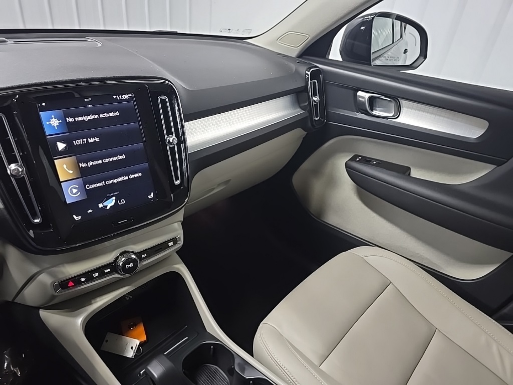 2022 Volvo XC40 Momentum photo 24