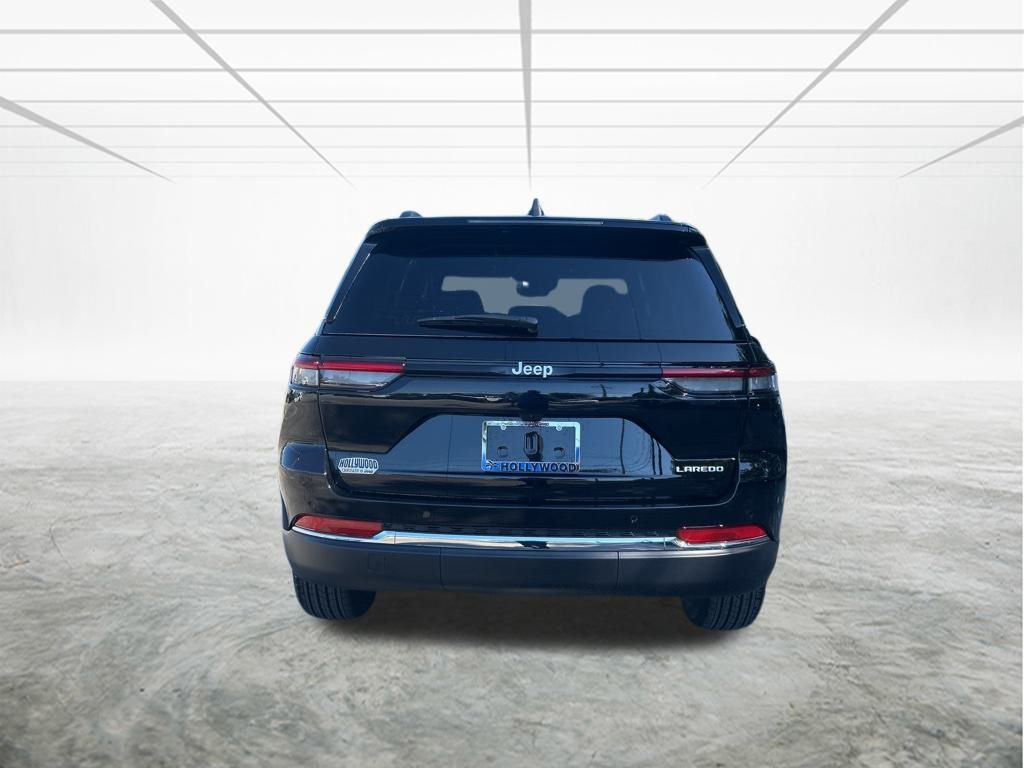 2025 Jeep Grand Cherokee Laredo photo 3