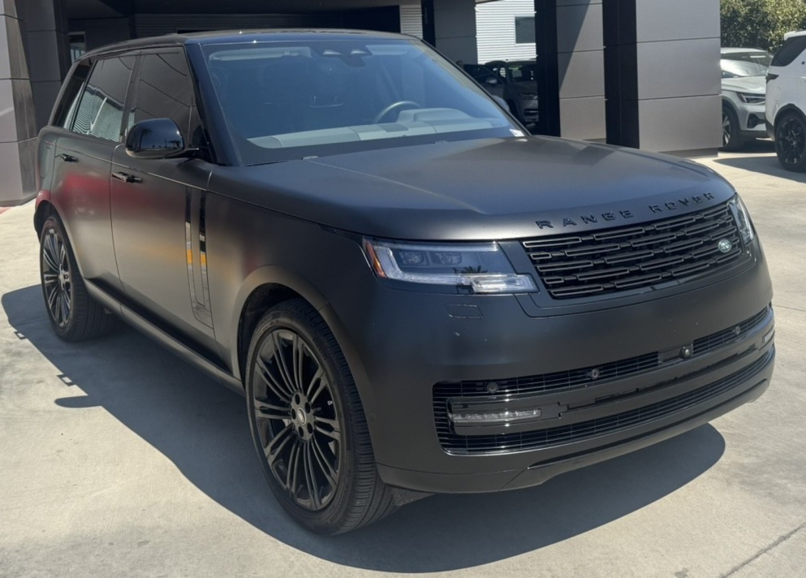 2025 Land Rover Range Rover SE photo 3