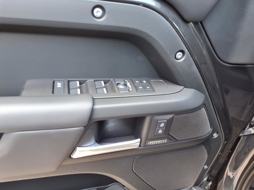 2025 Land Rover Defender 110 X-Dynamic SE photo 13