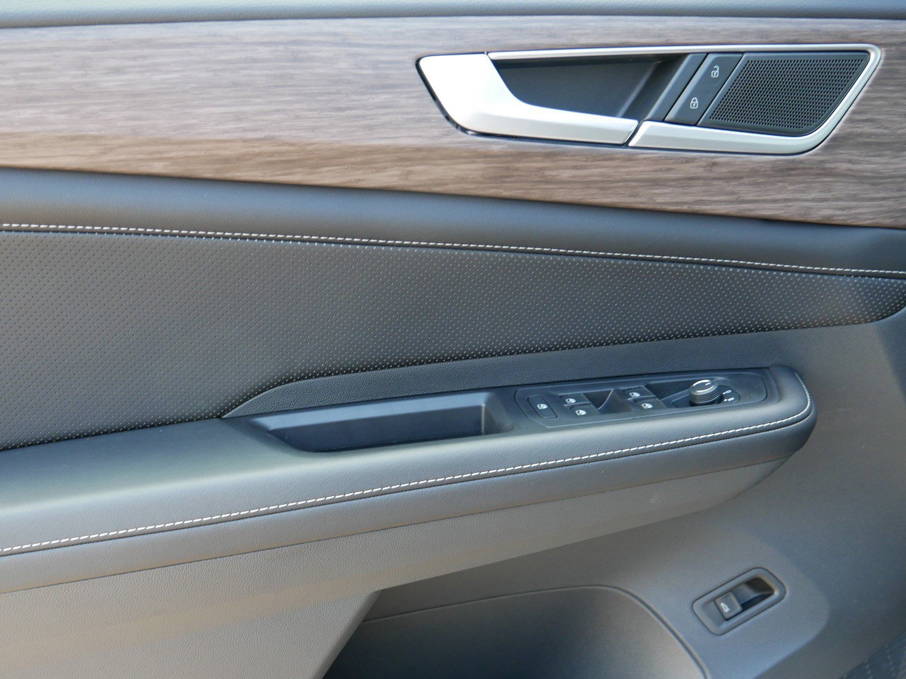 2025 Volkswagen Atlas SEL photo 4