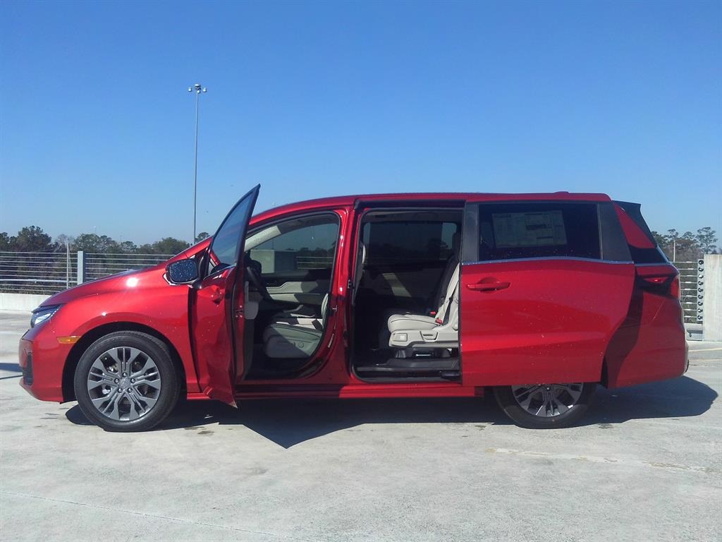 2026 Honda Odyssey Touring photo 4
