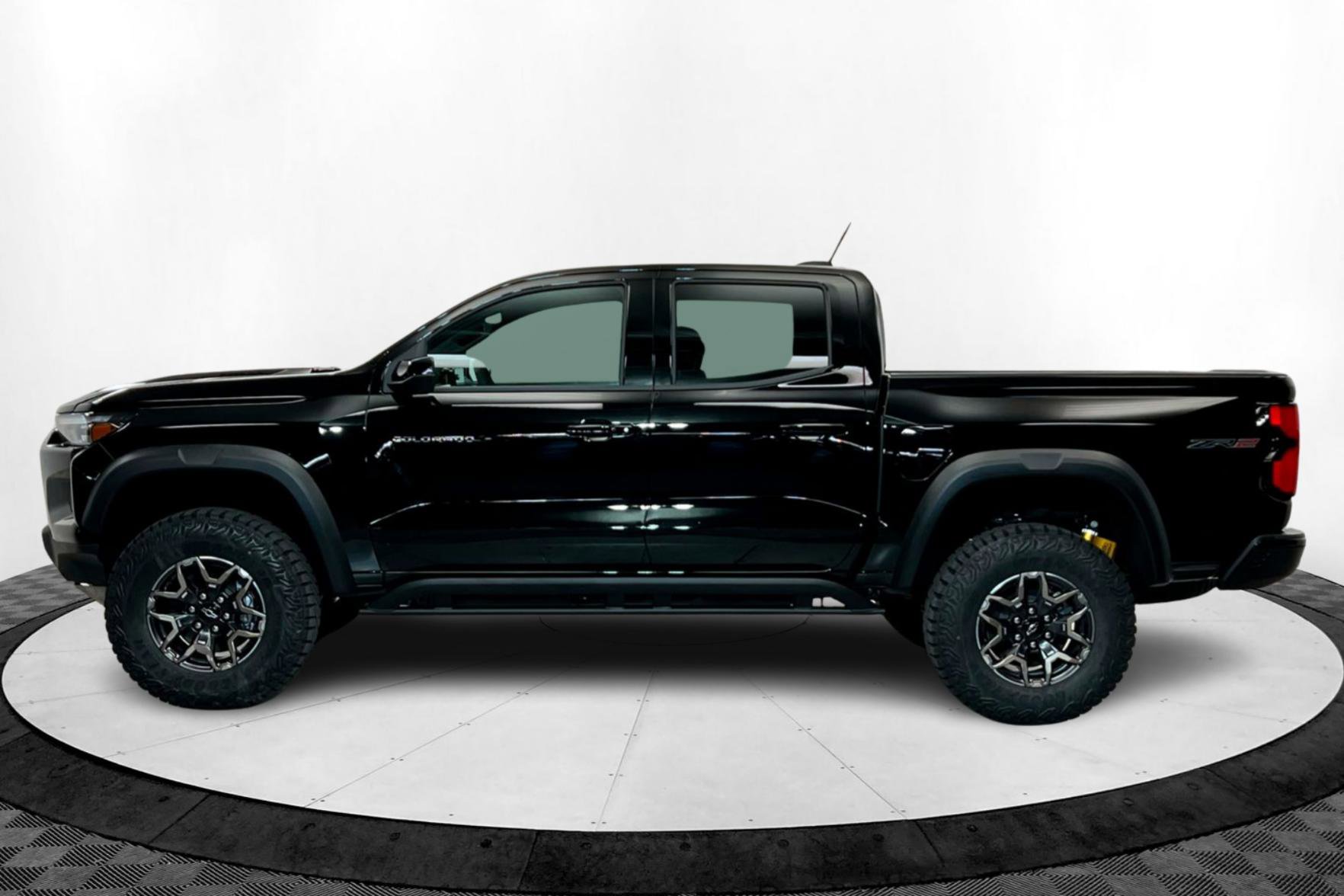 2025 Chevrolet Colorado ZR2 photo 2