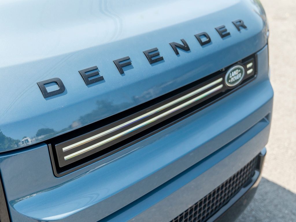 2025 Land Rover Defender 110 X-Dynamic SE photo 16