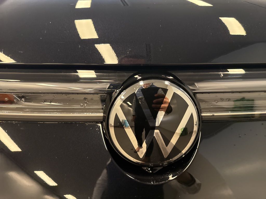 2025 Volkswagen Taos SE photo 2