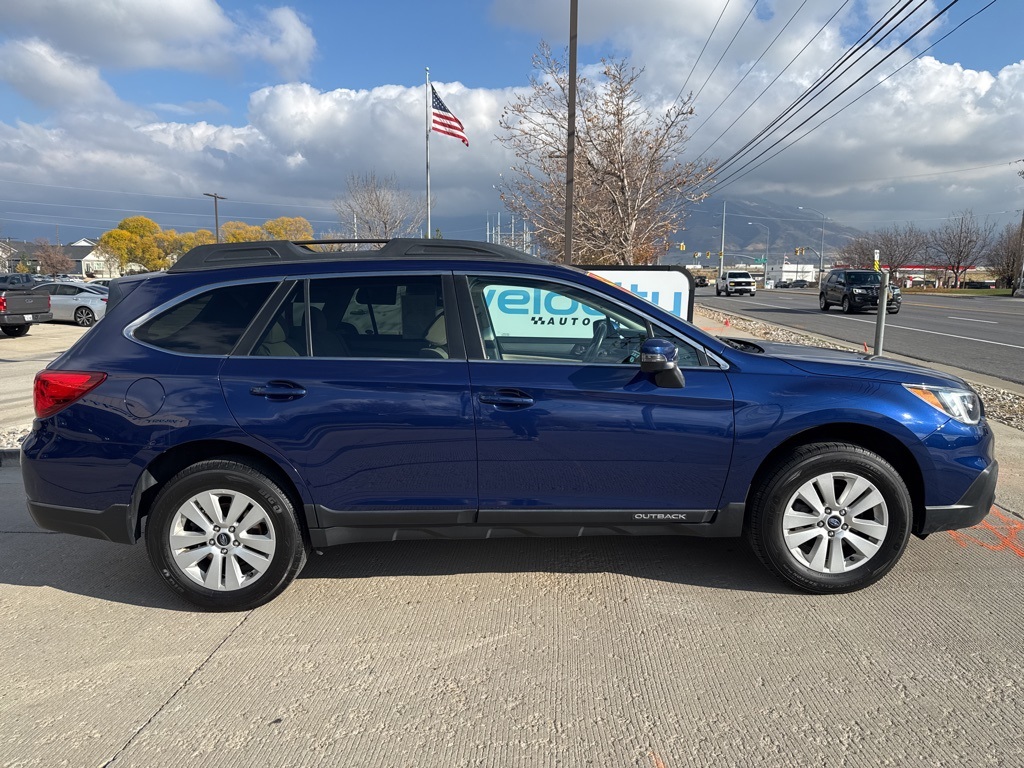 2017 Subaru Outback 2.5i Premium photo 2