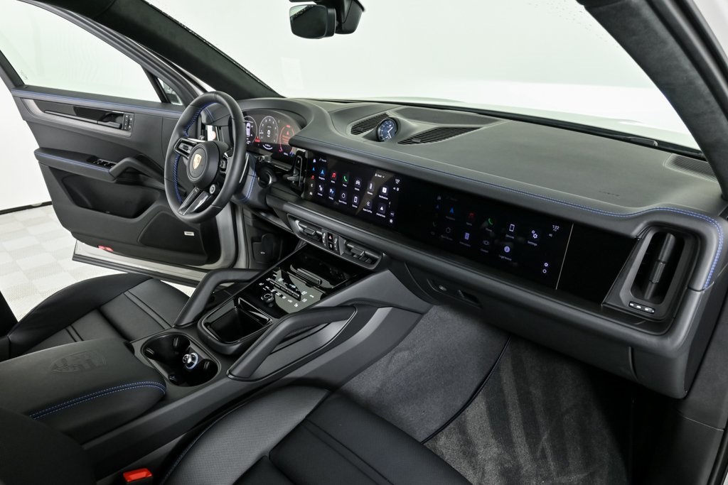 2025 Porsche Cayenne GTS photo 21