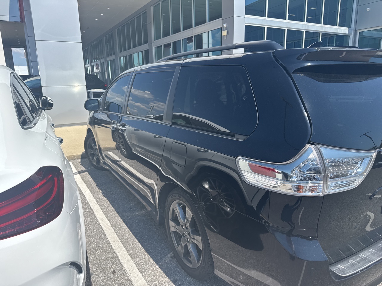 2019 Toyota Sienna SE Premium photo 16