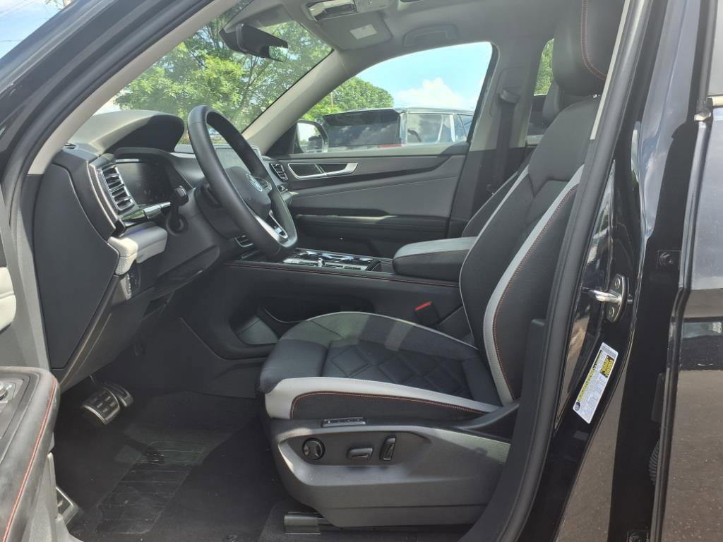 2024 Volkswagen Atlas Peak Edition SEL photo 3