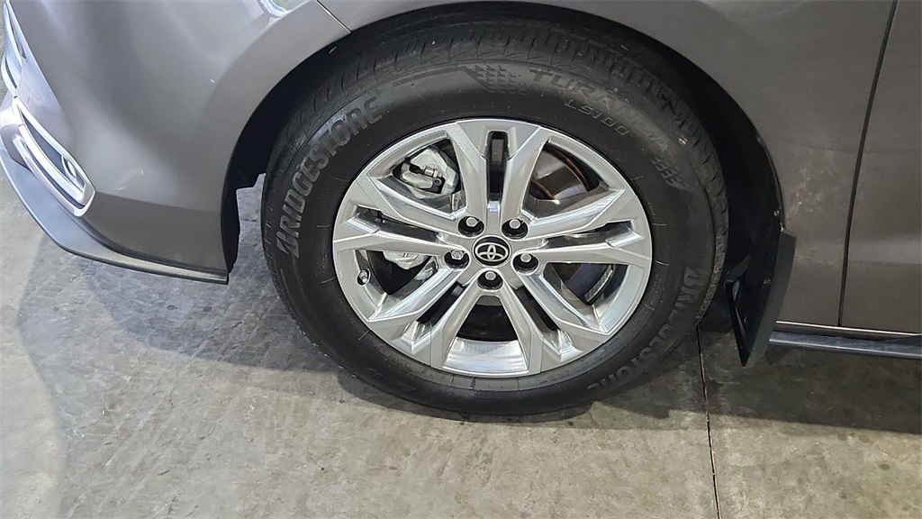 2023 Toyota Sienna Platinum photo 10