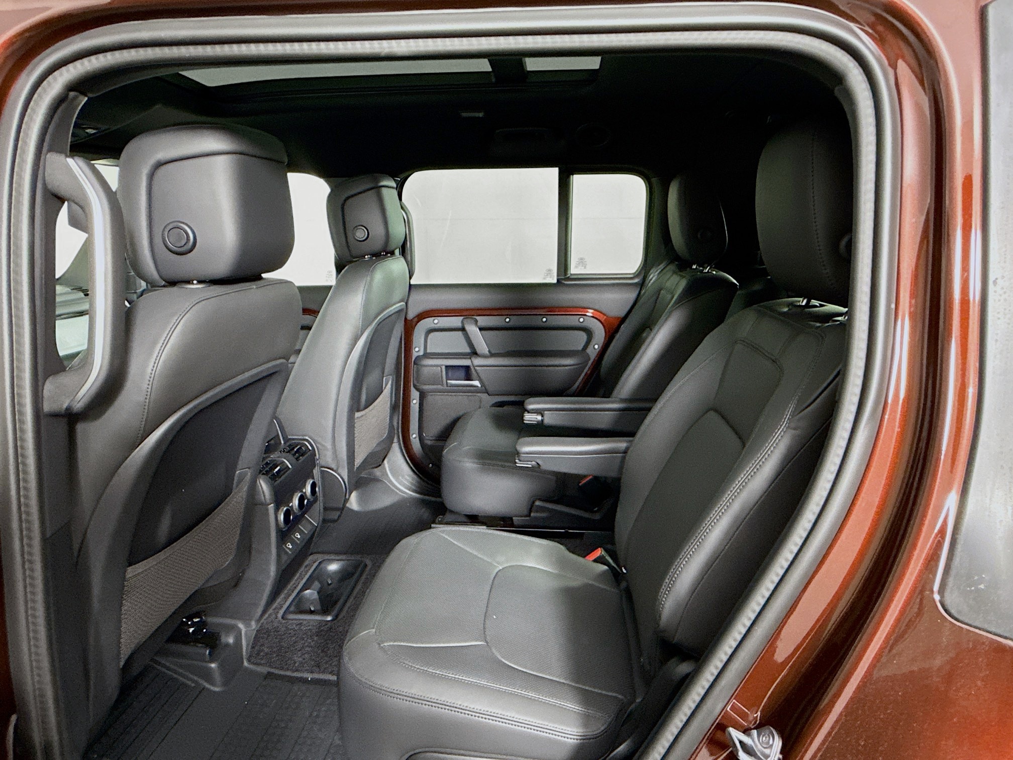 2025 Land Rover Defender 130 X-Dynamic SE photo 14