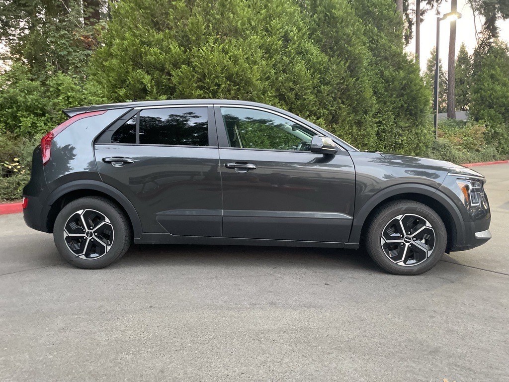 2023 Kia Niro LX photo 3