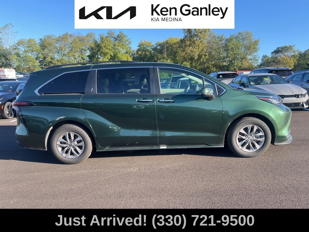 2023 Toyota Sienna XLE photo 4