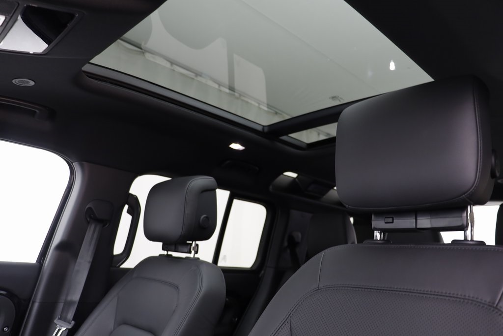 2025 Land Rover Defender 110 X-Dynamic SE photo 14