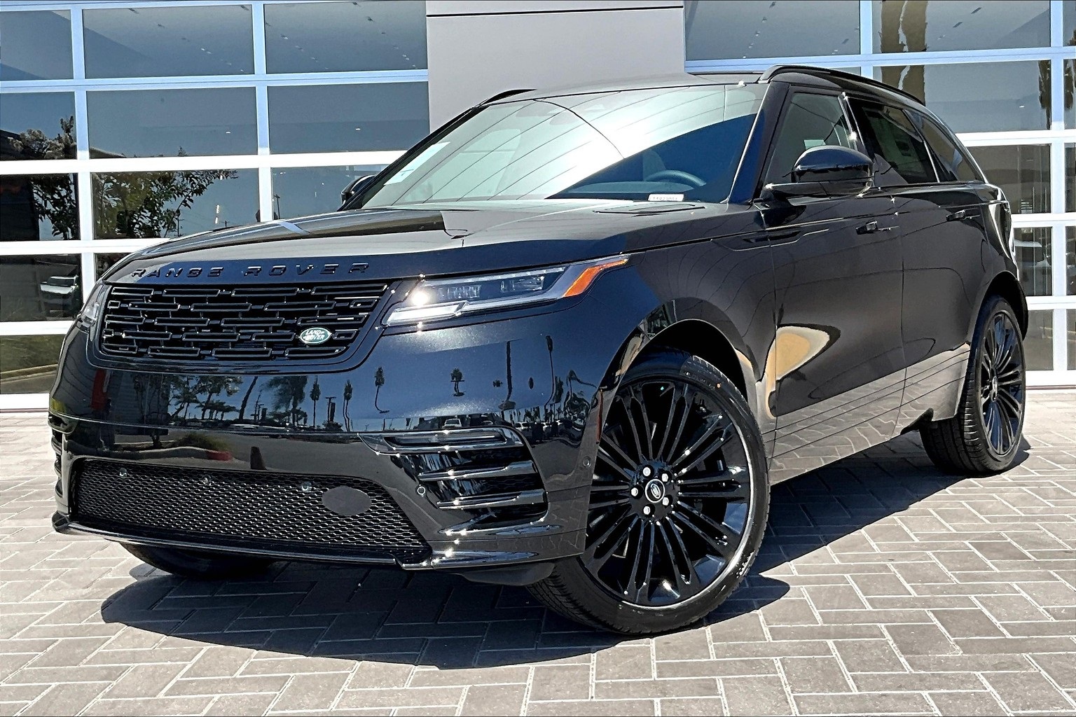 2026 Land Rover Range Rover Velar Dynamic SE's photo