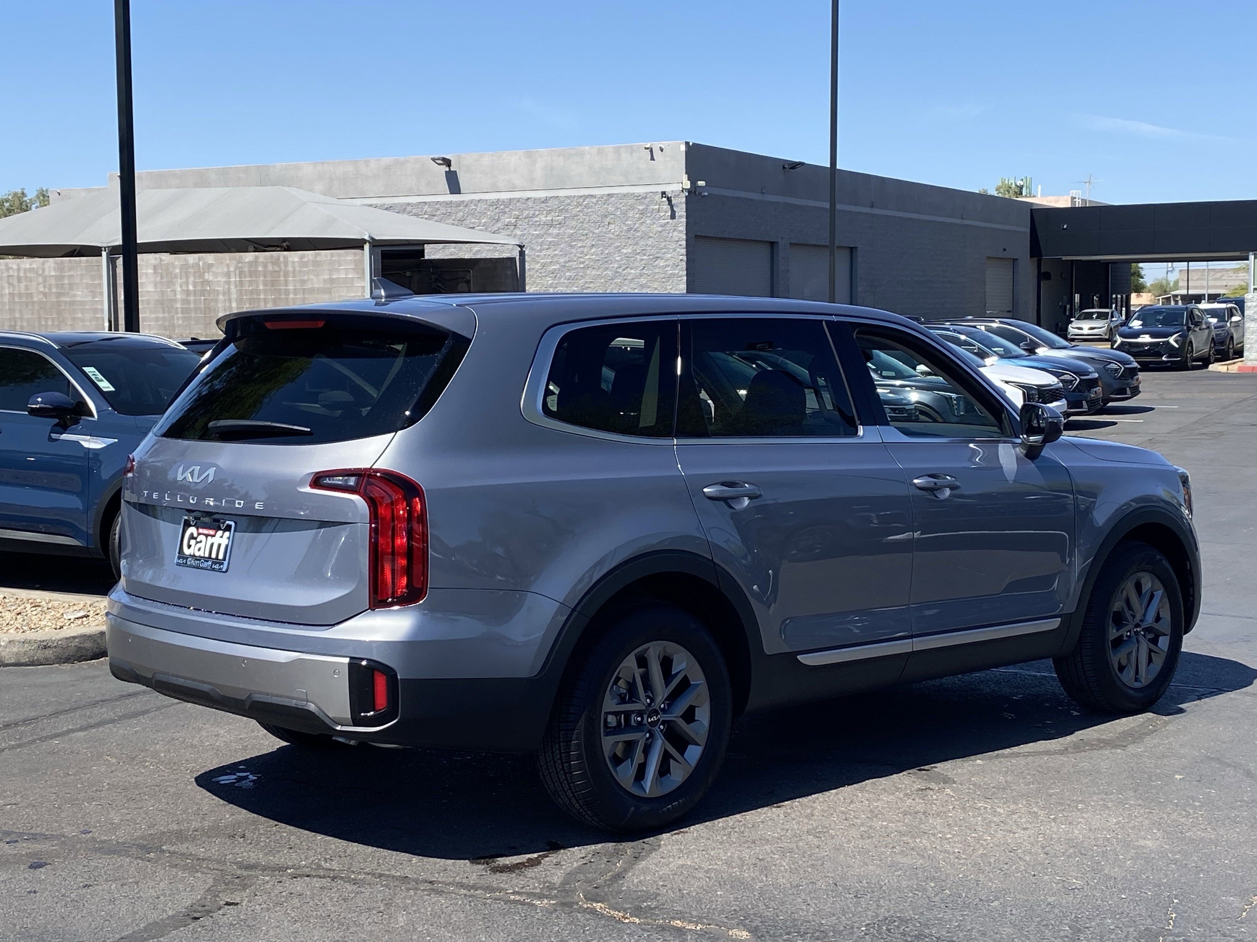 2025 Kia Telluride LX photo 2