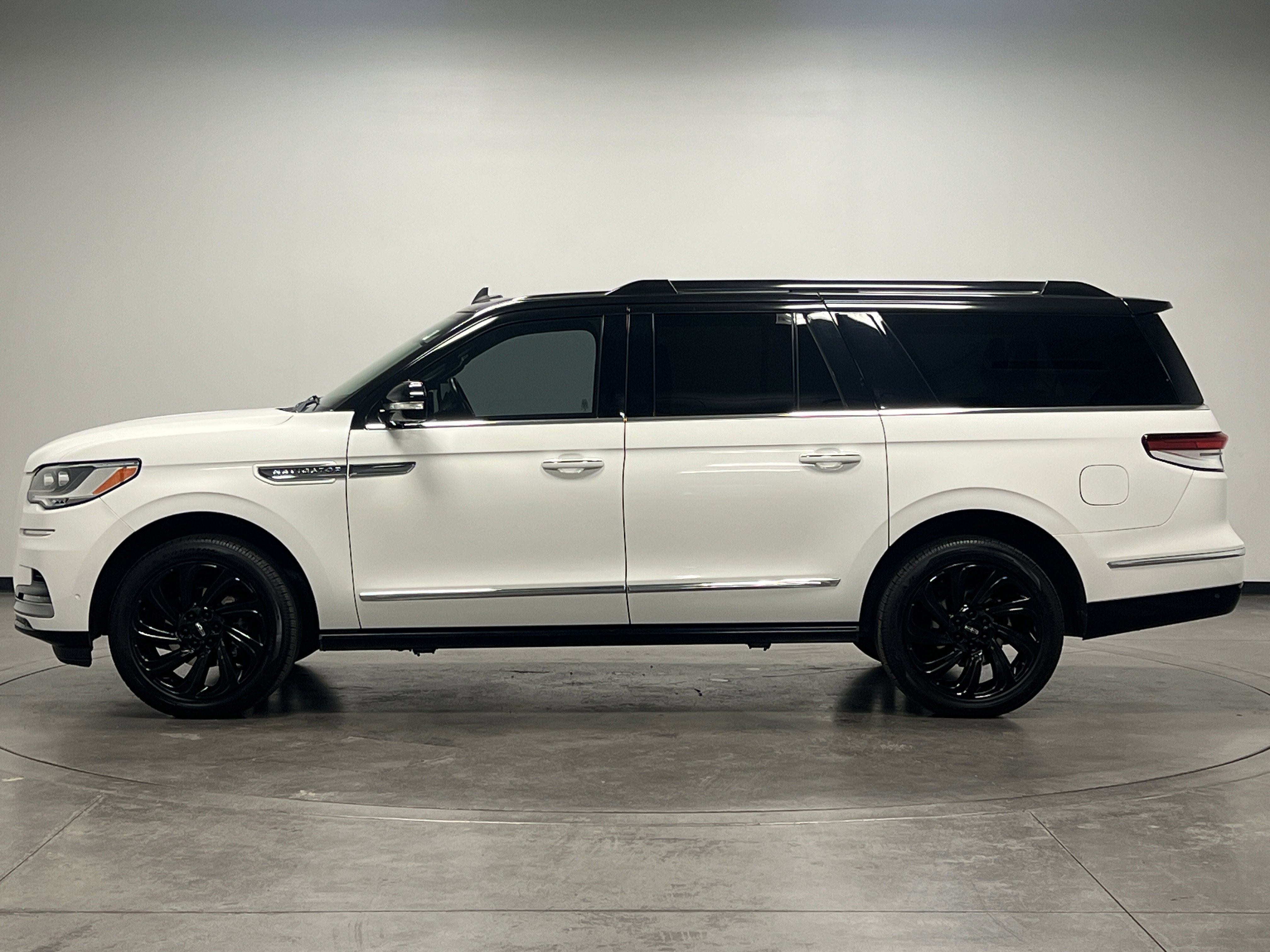 2022 Lincoln Navigator L Reserve photo 2