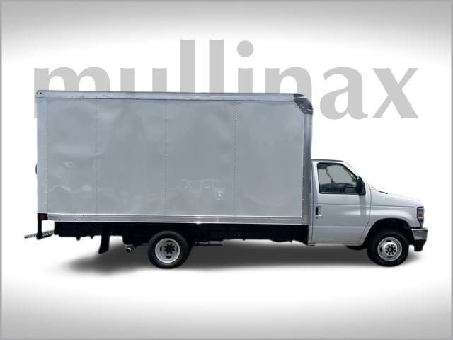 2024 Ford E-450 photo 2