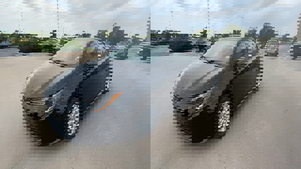 2025 Toyota Corolla LE photo 3