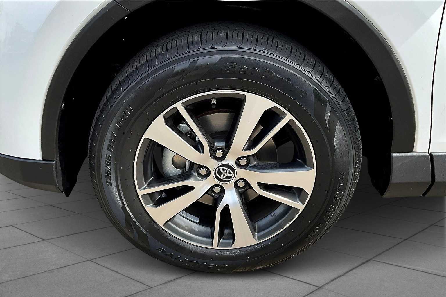 2018 Toyota RAV4 XLE photo 10