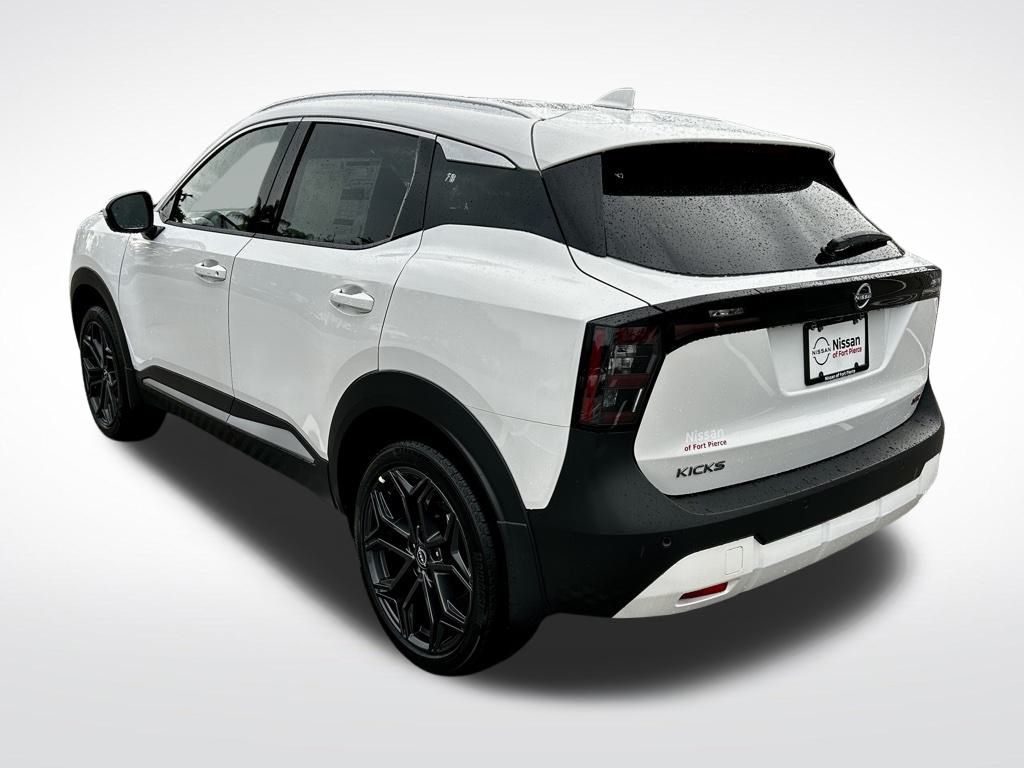2025 Nissan Kicks SR photo 3