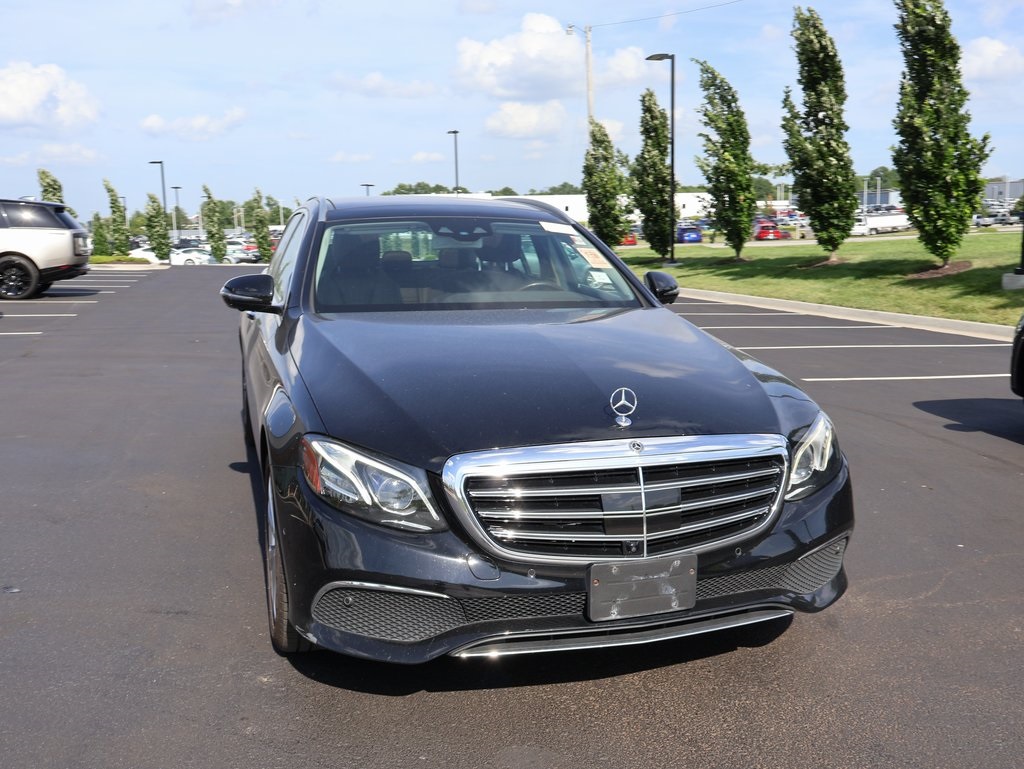 2017 Mercedes Benz E 400 4MATIC photo 4
