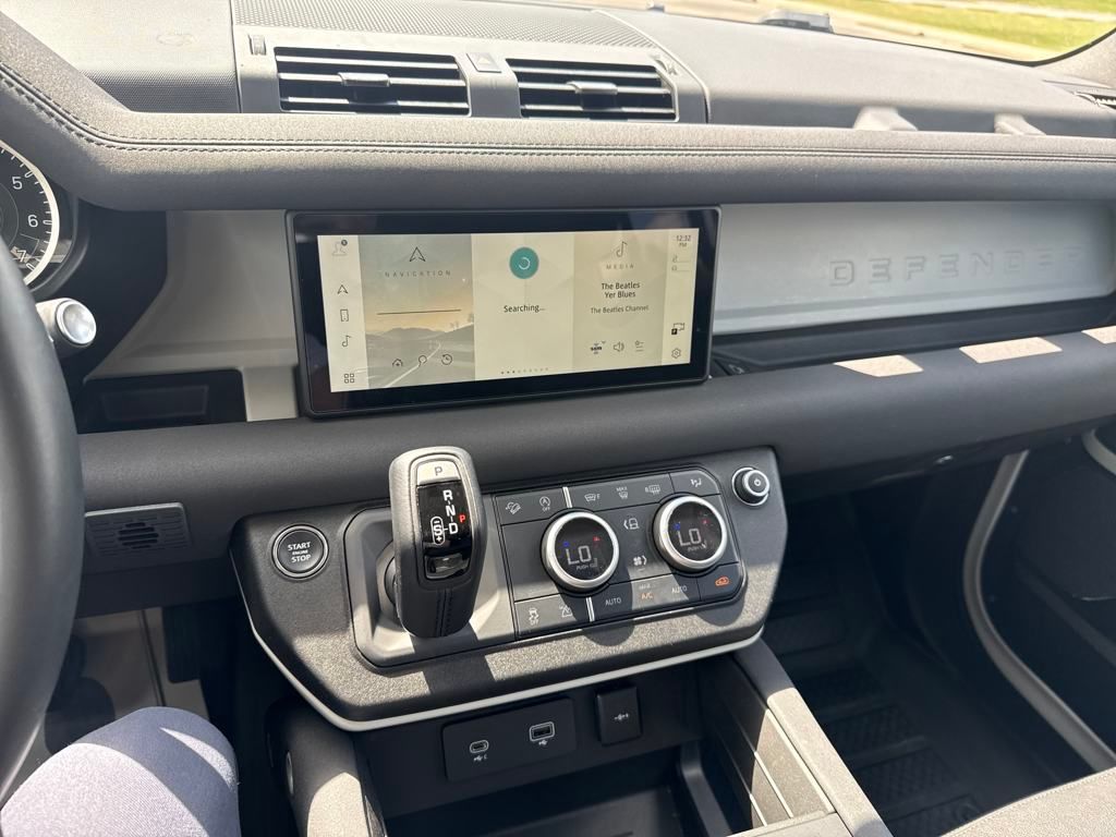 2023 Land Rover Defender 110 SE photo 13
